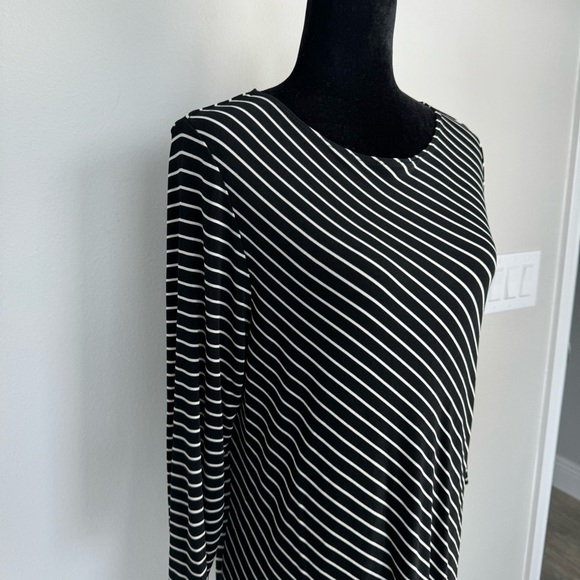 Chico’s Travelers black white stripes asymmetrical hem tunic top size 2 - Picture 3 of 9